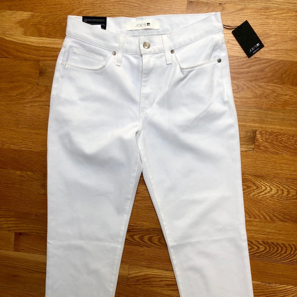 Your fresh pair of white Joe’s Jeans. Size 29.
